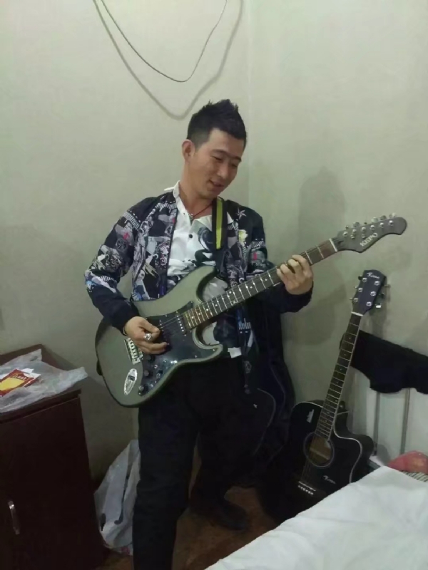 小吉他的第一张照片--茂名相亲服务中心