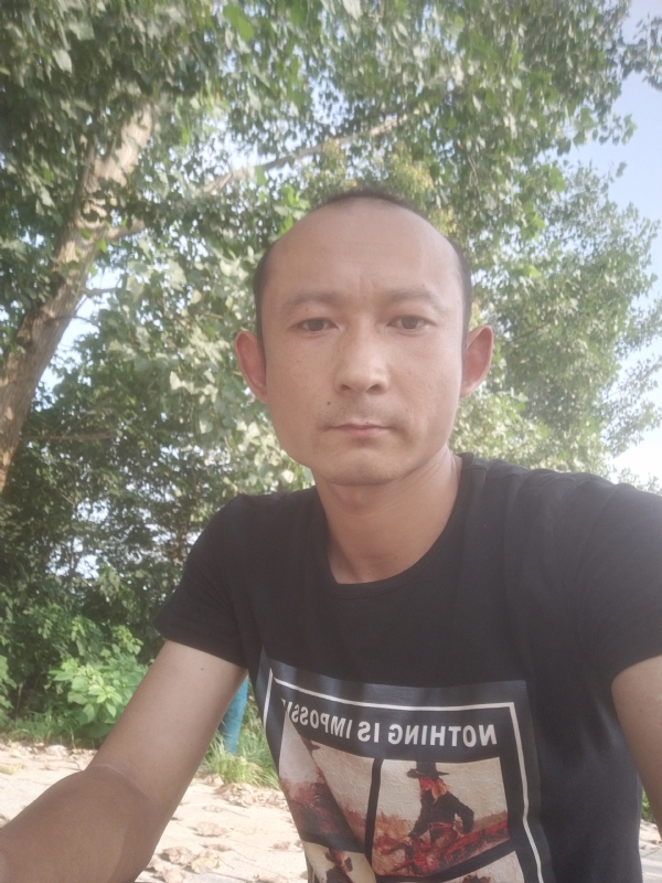80大叔的第一张照片--茂名相亲服务中心