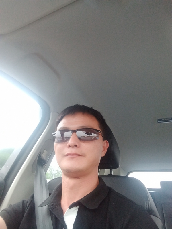 孤独的男人的第一张照片--茂名相亲服务中心