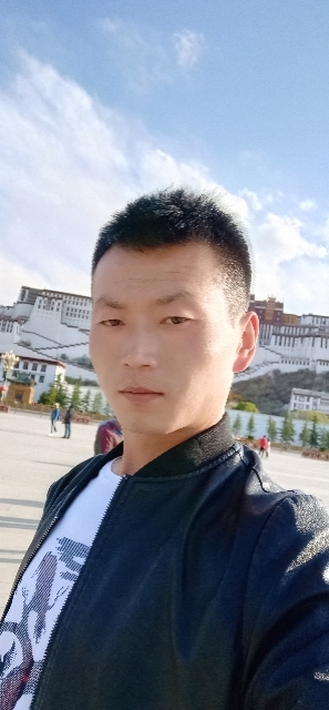 阳光下的小草的第一张照片--茂名相亲服务中心