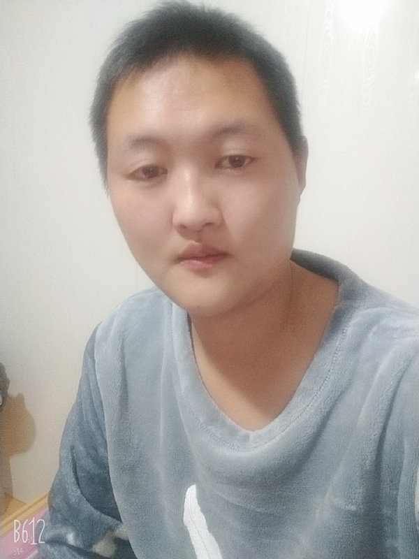 烟圈里透着伤的第一张照片--茂名相亲服务中心
