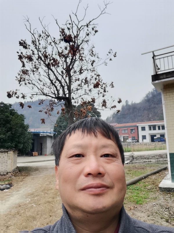 苏众青春冲浪的第二张照片--茂名相亲服务中心