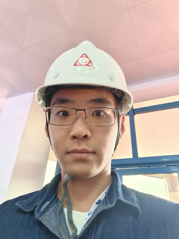 何鹏宇的第二张照片--茂名相亲服务中心