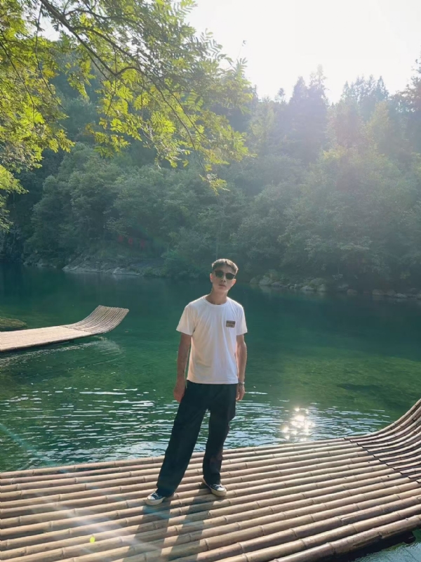 林言的第三张照片--茂名相亲服务中心